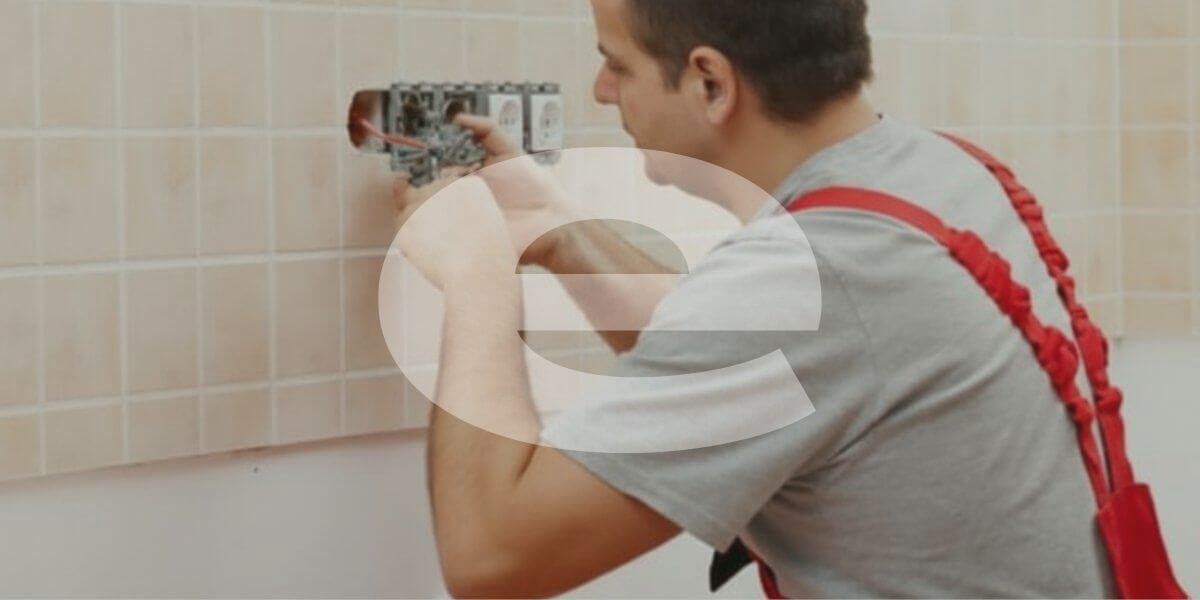 Homme réalisant une opération d'ordre électrique