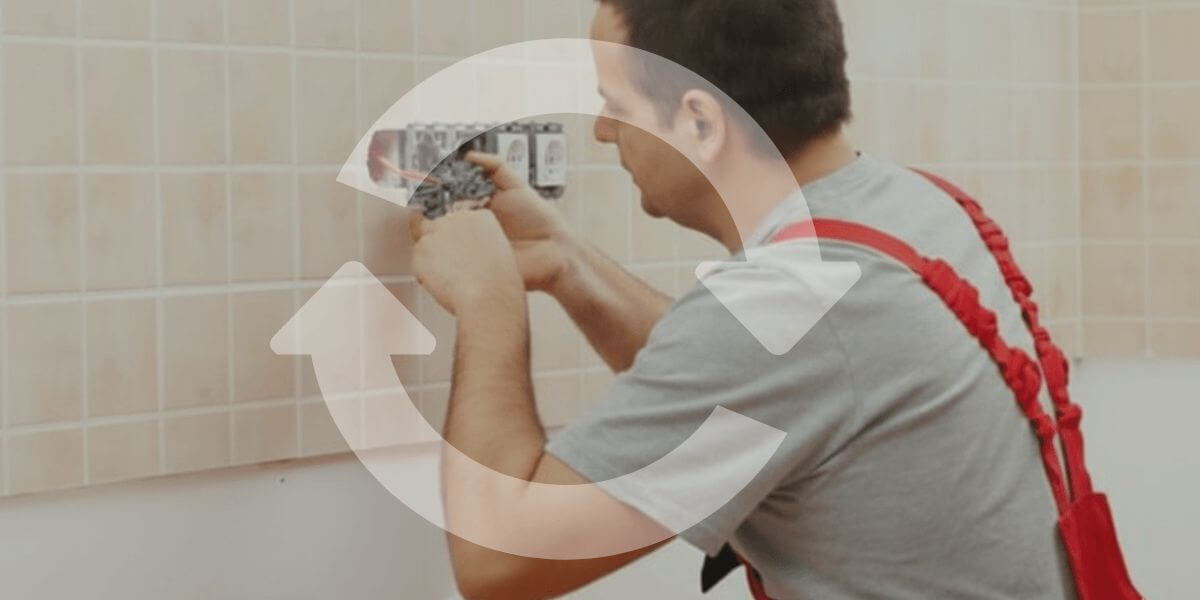 Electricien en train de changer une prise