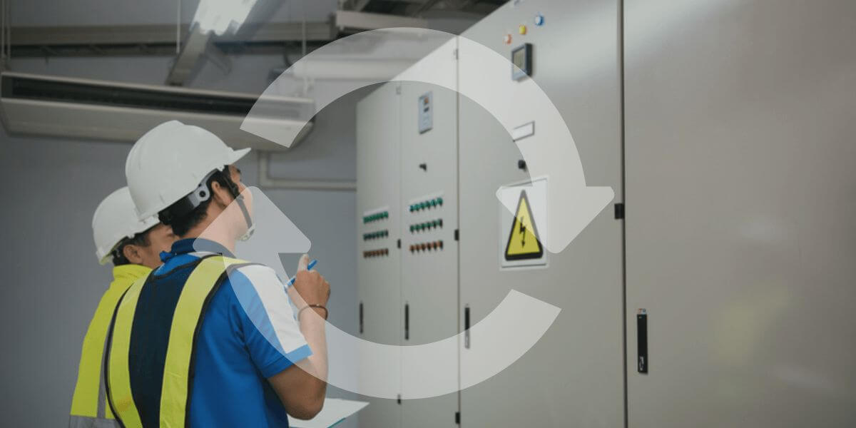 Personnel électricien devant un tableau de bord