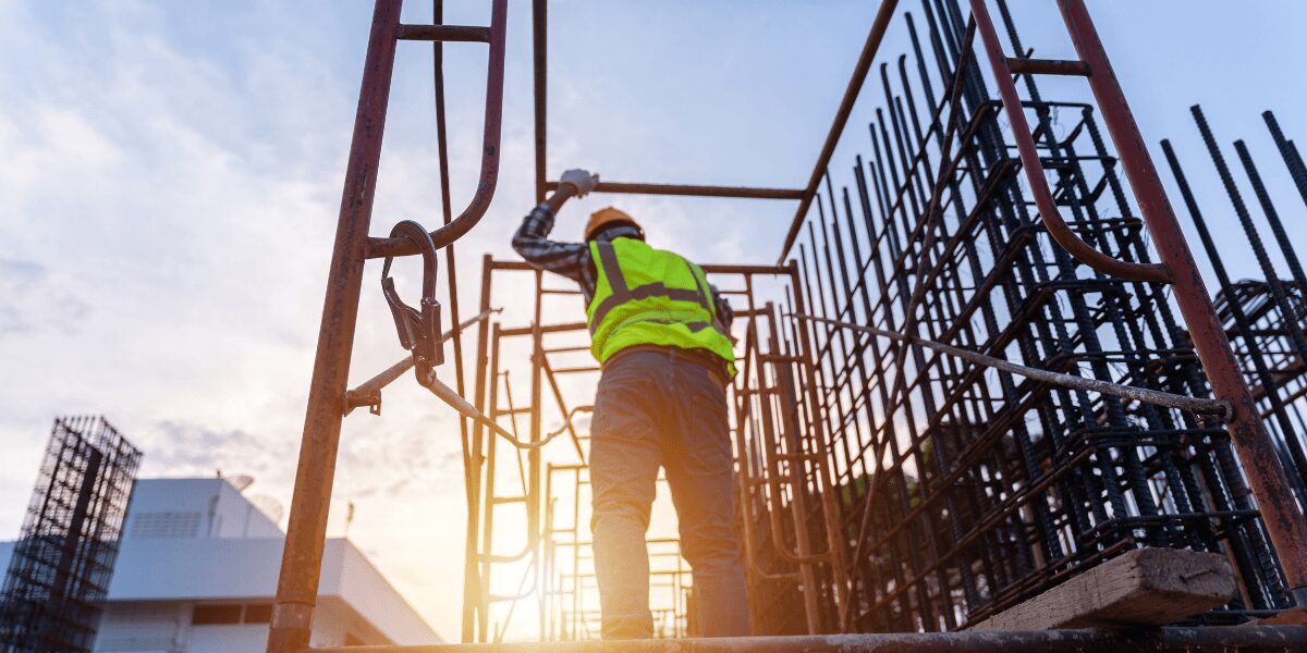 homme en EPI travail en hauteur